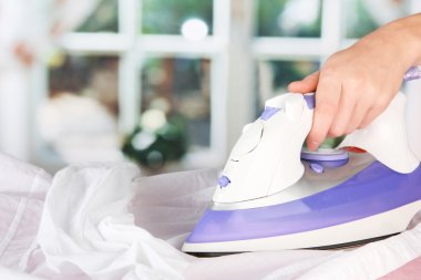 vrouw hand Strijkservice een shirt, op de achtergrond van vensterkadın el penceresi arka planda bir gömlek Ütü