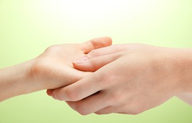 yeşil zemin üzerine el Masaj