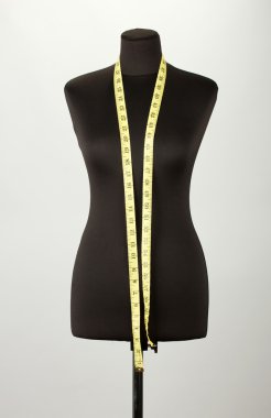 Teyp gri arka plan üzerinde ölçüm ile boş siyah manken