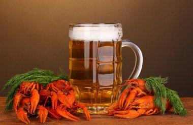lezzetli haşlanmış crayfishes ve bira kahverengi zemin üzerinde tablo