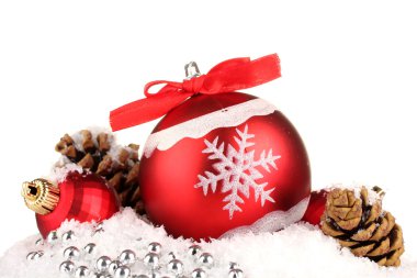 beyaz izole güzel parlak Noel topları karda,