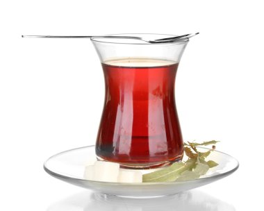 Beyaz üzerine izole edilmiş bir bardak Türk çayı