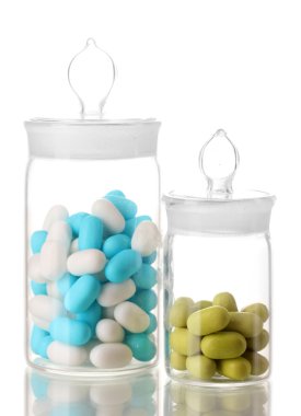 üzerinde beyaz izole pills şeffaf şişe