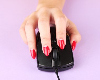 mooie jonge vrouw in spa salon, geïsoleerd op wit