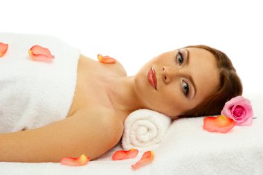 güzel bir genç kadın spa salonda üzerinde beyaz izole