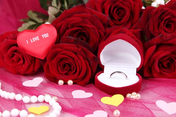 Bellissimo bouquet di rose su tessuto rosa primo piano — Foto Stock