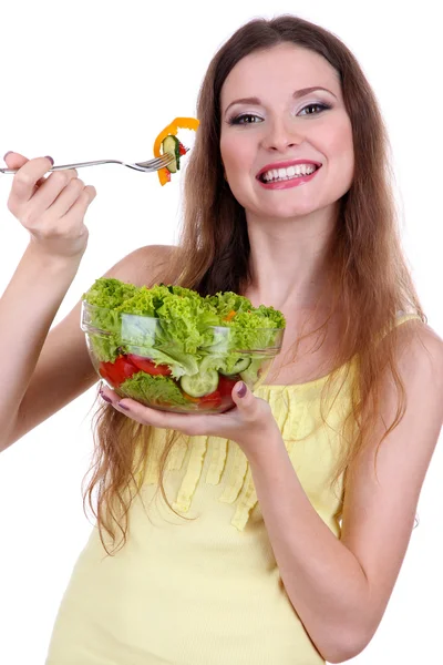 Mooie vrouw met plantaardige salade geïsoleerd op wit — Stockfoto