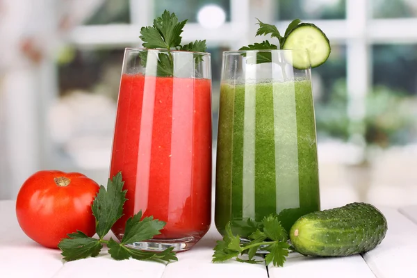 Jus de légumes frais sur table en bois, sur fond de fenêtre — Photo