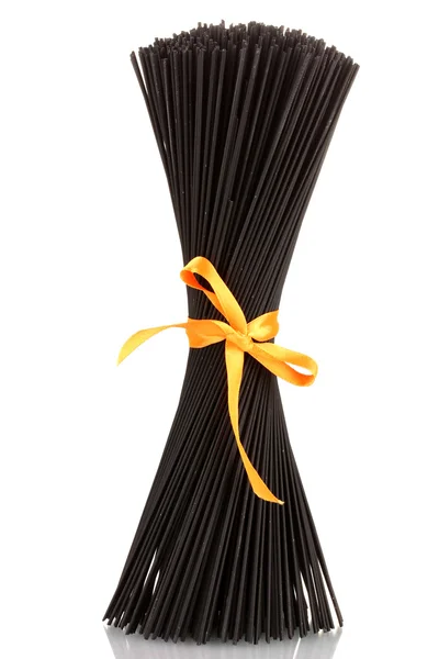 Zwarte spaghetti met lint geïsoleerd op wit — Stockfoto