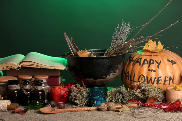 Страшная лаборатория Хэллоуина в зелёном свете — стоковое фото
