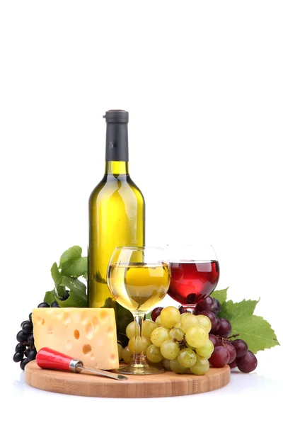 Garrafa e copos de vinho, sortimento de uvas e queijo isolado no whi — Fotografia de Stock