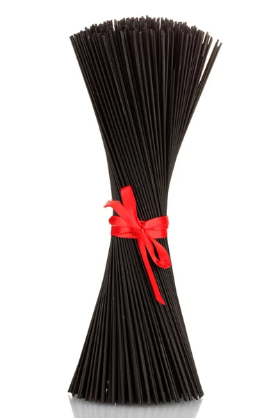 Spaghetti noir avec ruban isolé sur blanc — Photo