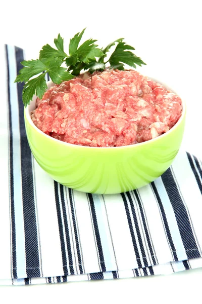 Schüssel mit rohem Hackfleisch isoliert auf weiß — Stockfoto