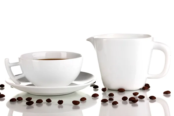 Uma xícara de café forte e creme doce isolado em branco — Fotografia de Stock