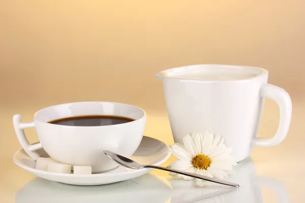 Uma xícara de café forte e creme doce no fundo amarelo — Fotografia de Stock