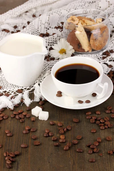 A cup of strong coffee and sweet cream on wooden table close-up — Stock Photo, Image