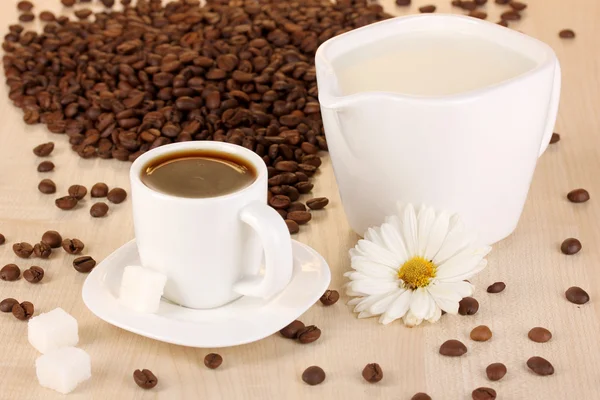 A cup of strong coffee and sweet cream on wooden table close-up — Stock Photo, Image