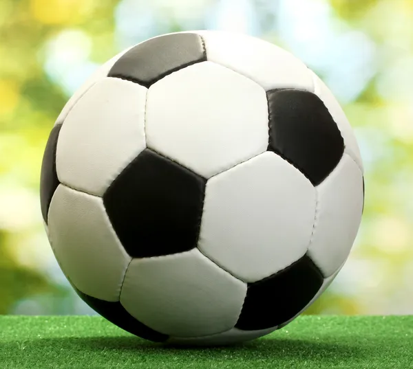 Bola de futebol na grama verde artificial — Fotografia de Stock