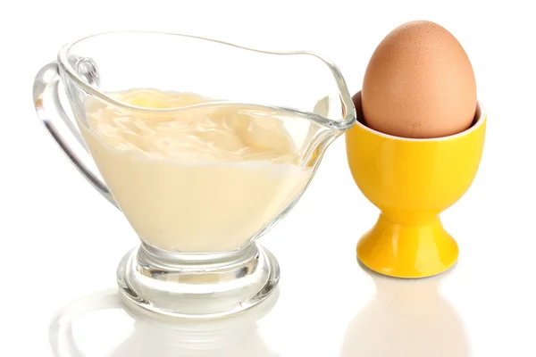 Mayonnaise in Schüssel isoliert auf weiß — Stockfoto