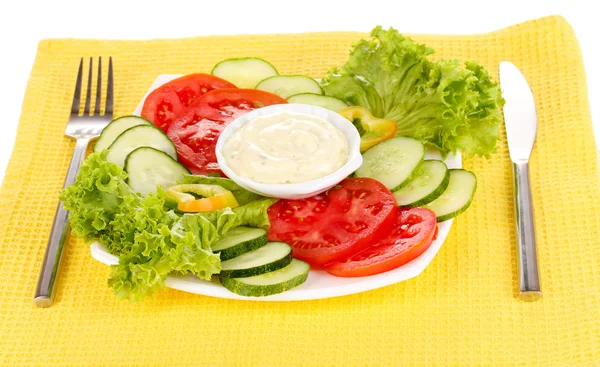 Verduras picadas y salsa en plato aislado en blanco —  Fotos de Stock