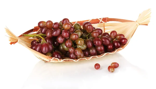Deliciosas uvas maduras de color rosa y verde en canasta aislada sobre blanco —  Fotos de Stock