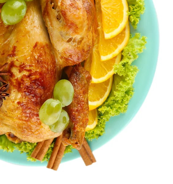 Poulet rôti entier avec laitue, raisins, oranges et épices sur plat bleu — Photo