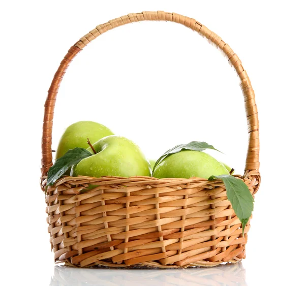 Dojrzałe jabłka zielone z liści w kosz na białym tle — Zdjęcie stockowe