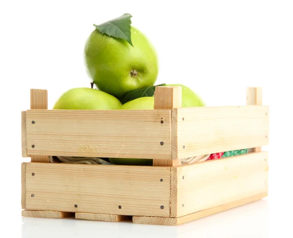 Zralé zelená jablka s listy v dřevěné bedně izolovaných na bílém — Stock fotografie