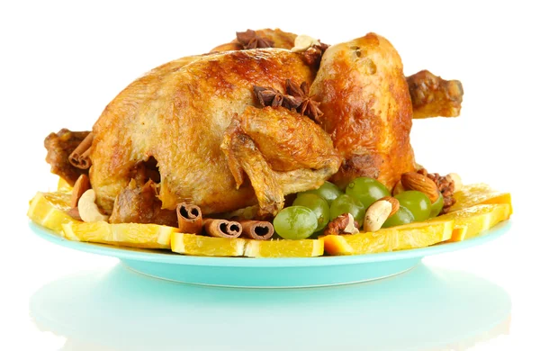 Hela rostad kyckling med druvor, apelsiner och kryddor på blå tallrik isolera — Stockfoto