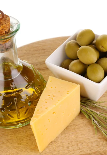 Olive verdi in ciotola bianca con rosmarino, olio e formaggio a bordo isol — Foto Stock