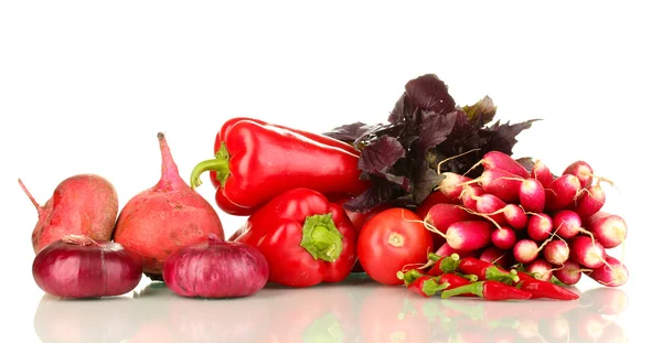 Свежие красные овощи изолированы на белый — стоковое фото