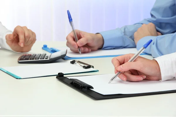 Nahaufnahme unternehmerischer Hände während der Teamarbeit — Stockfoto