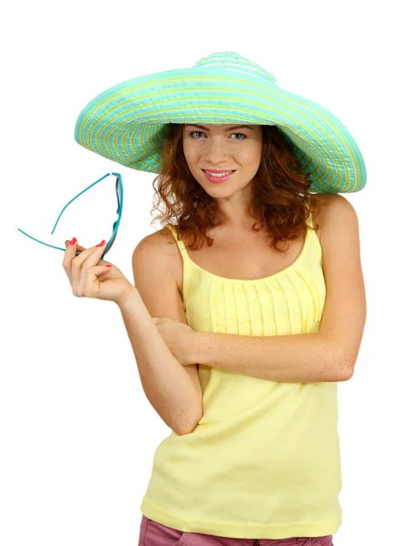 Sonriente hermosa chica con sombrero de playa y gafas aisladas en blanco — Foto de Stock