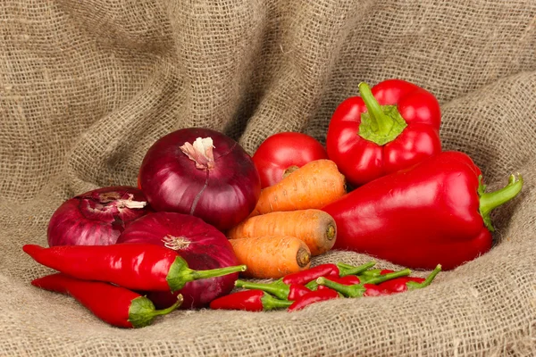 Verse rode groenten op rouwgewaad achtergrond — Stockfoto