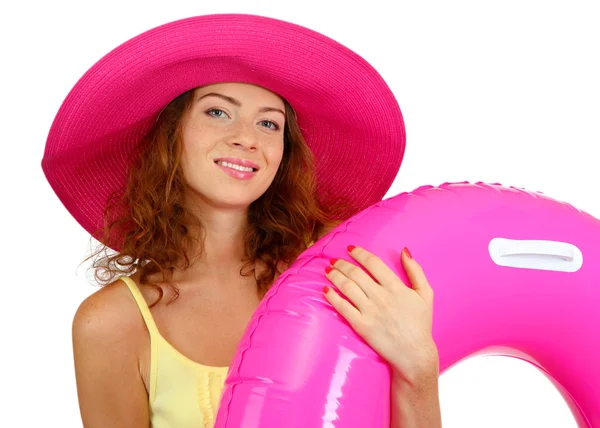 Souriant belle fille avec chapeau de plage et anneau en caoutchouc isolé sur blanc — Photo