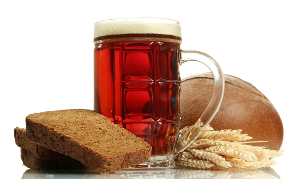 Tankard of kvass and rye breads with ears, isolated on white — Stock Photo, Image