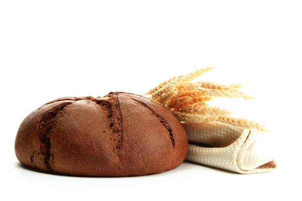 Smaczny chleb żytni z uszami, na białym tle — Zdjęcie stockowe