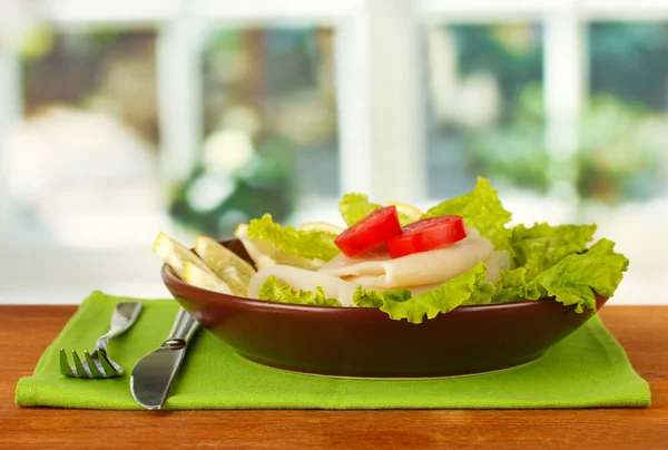 木製テーブルのクローズ アップの皿に野菜をゆでイカ — ストック写真