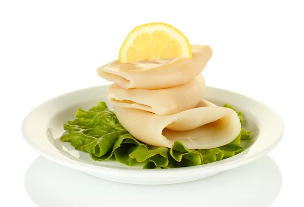 Calamares hervidos con lechuga y limón en el plato aislado en blanco —  Fotos de Stock