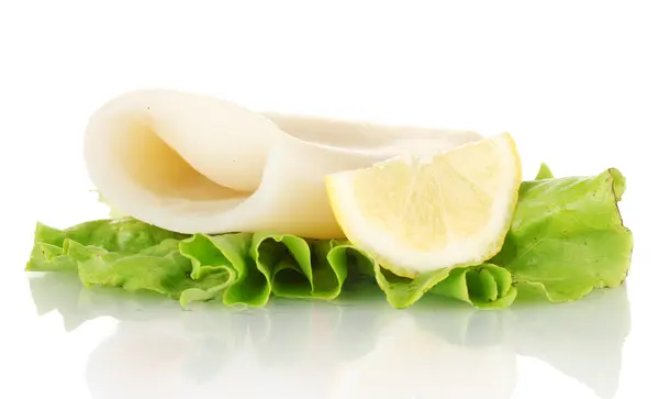 Gekochter Tintenfisch mit Salat und Zitrone isoliert auf weiß — Stockfoto
