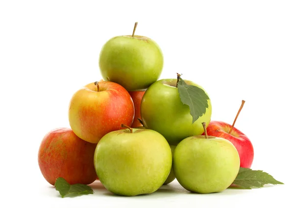 Сладкие яблоки с листьями, изолированные на белом — стоковое фото