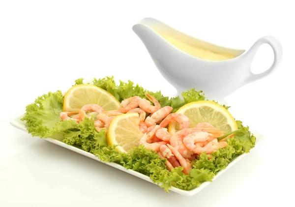 Boiled shrimps with lemon and lettuce leaves on plate and sauce, isolated o — Stock Photo, Image