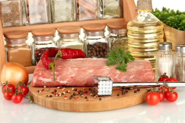 Zusammensetzung von rohem Fleisch, Gemüse und Gewürzen aus nächster Nähe — Stockfoto