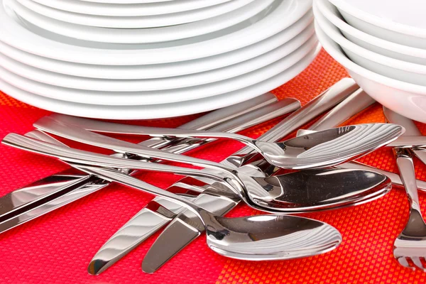 Tenedores, cuchillos y cucharas en la alfombra roja de cerca — Foto de Stock