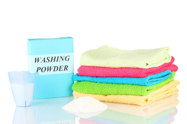 Caja de lavado en polvo con taza de medir azul y toallas, aislada en blanco —  Fotos de Stock