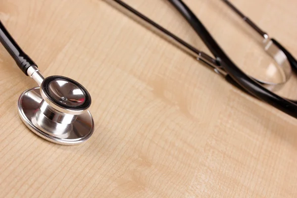 Stethoscope close-up sur table en bois blanc — Photo