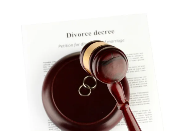 Boşanma kararı ve beyaz zemin üzerine tahta tokmak — Stok fotoğraf