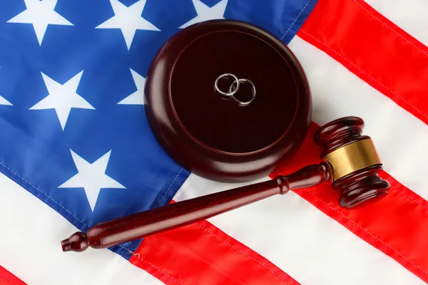 Orzeczenia o rozwodzie oraz drewniany młotek na tle flagi amerykańskiej — Zdjęcie stockowe