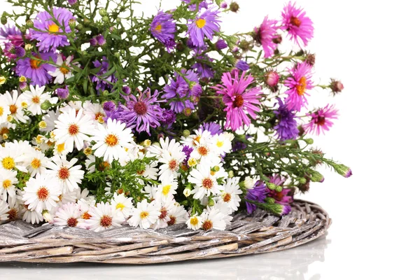 Schöner Strauß heller Blumen auf Weidenmatte isoliert auf weiß — Stockfoto