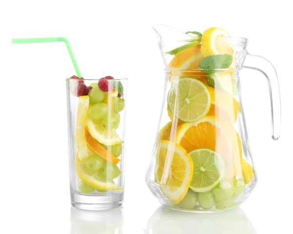 Transparent burk och glas med citrusfrukter och hallon, isolerad på w — Stockfoto